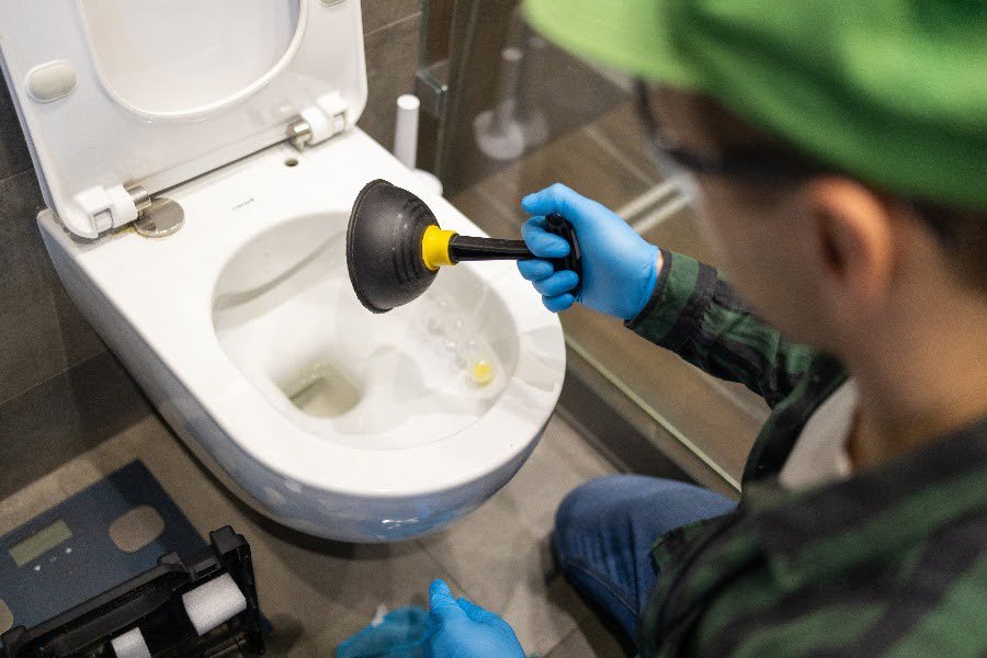 how to unblock a toilet the correct way